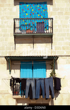 Valletta, Malta, hängt Wäsche zum Trocknen auf dem Balkon Stockfoto