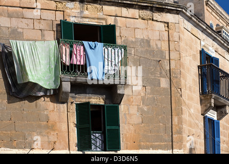 Valletta, Malta, hängt Wäsche zum Trocknen auf dem Balkon Stockfoto