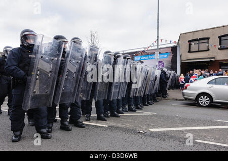 16. Februar 2013. Belfast, Nordirland.  Polizei gekleidet im Riot Gear voraus, eine Menge von Protestierenden zurückzudrängen. Bildnachweis: Stephen Barnes/Alamy Live-Nachrichten Stockfoto