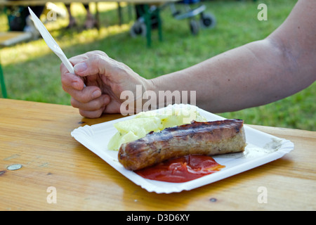 Berlin, Deutschland, Würstchen mit Kartoffelsalat und ketchup Stockfoto