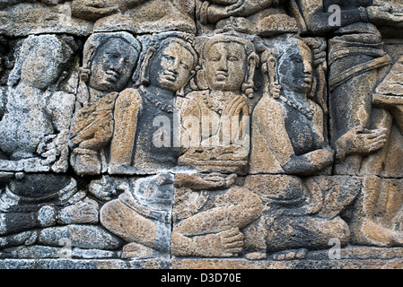 Modellierte buddhistische Figuren schmücken die Wände des buddhistischen Tempels in Borobudur auf Java, Indonesien Stockfoto