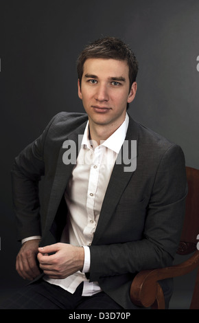 Porträt von einem schönen jungen Mann in eine graue Jacke Stockfoto