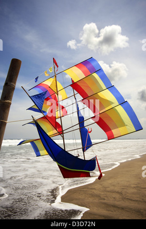 Fliegen Sie einen Drachen - ein Segelschiff in den Himmel Stockfoto
