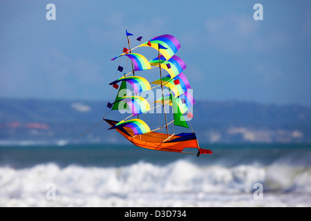 Fliegen Sie einen Drachen - ein Segelschiff in den Himmel Stockfoto