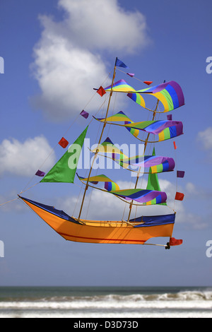 Fliegen Sie einen Drachen - ein Segelschiff in den Himmel Stockfoto