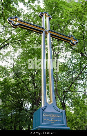 Berlin, Deutschland, Kreuz neugotischer Stein auf die St. Elisabeth-Friedhof Stockfoto