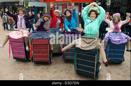 Blackpool, UK. 16. Februar 2013. Straßentheater Gruppe Oma Turismo schlagen die Straßen von Blackpool in ihrer Suped bis Einkaufswagen zum Jahresbeginn die Stadt jährliche Showzam Festival Zirkus Magie und Neuzüchtung. Bildnachweis: Kevin Walsh/Alamy Live-Nachrichten Stockfoto