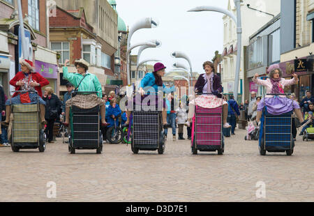 Blackpool, UK. 16. Februar 2013. Straßentheater Gruppe Oma Turismo schlagen die Straßen von Blackpool in ihrer Suped bis Einkaufswagen zum Jahresbeginn die Stadt jährliche Showzam Festival Zirkus Magie und Neuzüchtung. Bildnachweis: Kevin Walsh/Alamy Live-Nachrichten Stockfoto