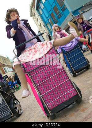 Blackpool, UK. 16. Februar 2013. Straßentheater Gruppe Oma Turismo schlagen die Straßen von Blackpool in ihrer Suped bis Einkaufswagen zum Jahresbeginn die Stadt jährliche Showzam Festival Zirkus Magie und Neuzüchtung. Bildnachweis: Kevin Walsh/Alamy Live-Nachrichten Stockfoto