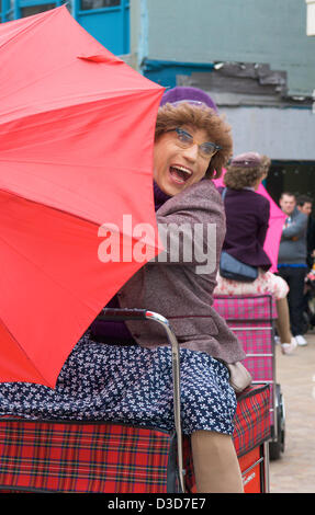 Blackpool, UK. 16. Februar 2013. Straßentheater Gruppe Oma Turismo schlagen die Straßen von Blackpool in ihrer Suped bis Einkaufswagen zum Jahresbeginn die Stadt jährliche Showzam Festival Zirkus Magie und Neuzüchtung. Bildnachweis: Kevin Walsh/Alamy Live-Nachrichten Stockfoto