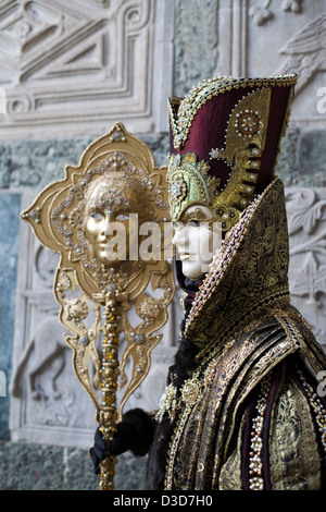 Traditionelle venezianische Masken getragen auf dem Karneval von Venedig in San Marco Platz Venedig Stockfoto