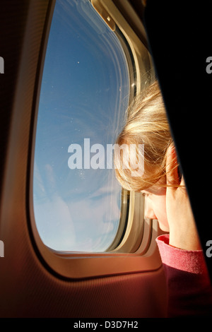 Niekoping, Schweden, schaut eine Mädchen aus dem Fenster eines Flugzeugs Stockfoto