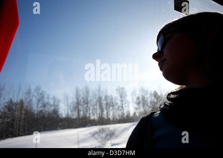 Niekoping, Schweden, sieht eine junge Frau aus dem Fenster von einem Reisebus Stockfoto