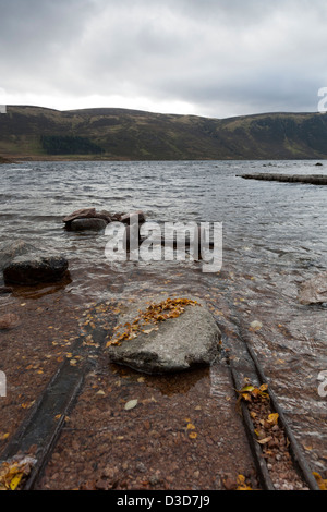 Loch Muick in Glen Muick auf dem Anwesen Balmoral in Aberdeenshire Stockfoto