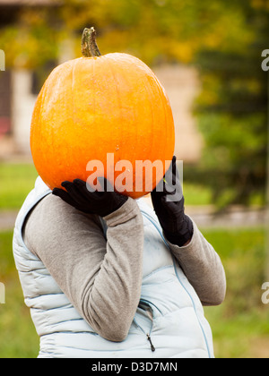 Schwangere Frau mit großen Kürbis. Stockfoto