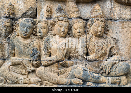 Modellierte buddhistische Figuren schmücken die Wände des buddhistischen Tempels in Borobudur auf Java, Indonesien Stockfoto