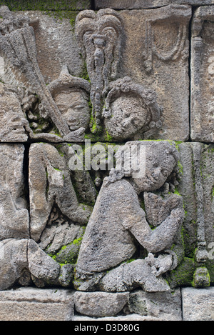 Modellierte buddhistische Figuren schmücken die Wände des buddhistischen Tempels in Borobudur auf Java, Indonesien Stockfoto