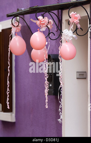 Bunten Häuser in Burano Lagune von Venedig Italien mit rosa Luftballons, eine Taufe feiern Stockfoto