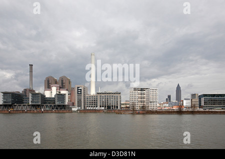 Frankfurt Am Main, Deutschland, Mainova Appartementhaeuser West-Kraftwerk und der Westhafen Stockfoto