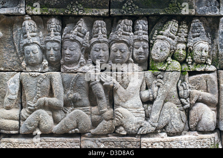 Modellierte buddhistische Figuren schmücken die Wände des buddhistischen Tempels in Borobudur auf Java, Indonesien Stockfoto