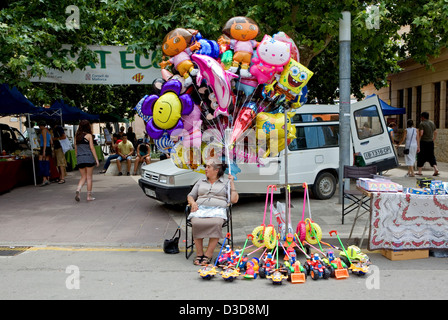 Santa Maria del Cami, Mallorca, Spanien, eine Frau, die Ballons auf der Straße zu verkaufen Stockfoto