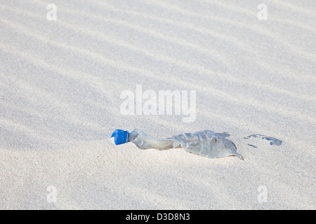 Plastikflasche an Land gewaschen am Strand einer abgelegenen Insel im Nordpazifik Stockfoto