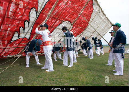 Team bekommt riesige Papier und Bambus Drachen mit einem Gewicht von 950 kg und misst 15 Meter Platz beim Sagami Kite Festival startbereit Stockfoto