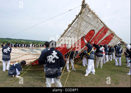 Team bekommt riesige Papier und Bambus Drachen mit einem Gewicht von 950 kg und misst 15 Meter Platz beim Sagami Kite Festival startbereit Stockfoto