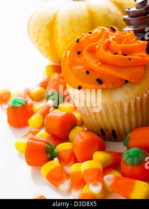 Halloween, orange und schwarz Cupcakes auf Hintergrund weißem. Stockfoto