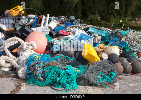 Meeresmüll Meeresströmungen nach Midway-Atoll gebracht dann gesammelt, um die Insel zur Wiederverwertung oder Entsorgung versendet werden Stockfoto