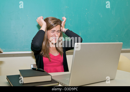 College-Student Studium in Klassenzimmer mit Laptop gestresst Stockfoto