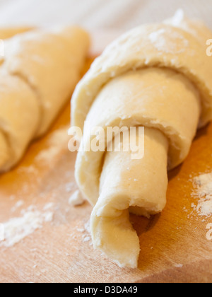 Backen kleine Croissants zum Frühstück. Stockfoto