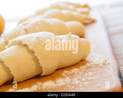 Backen kleine Croissants zum Frühstück. Stockfoto
