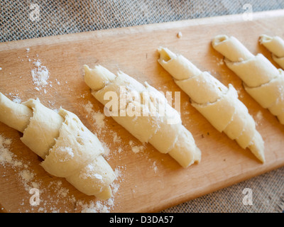 Backen kleine Croissants zum Frühstück. Stockfoto