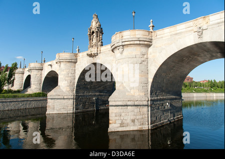 Puente de Toledo überspannt den Fluss Manzanares, Madrid, Spanien Stockfoto