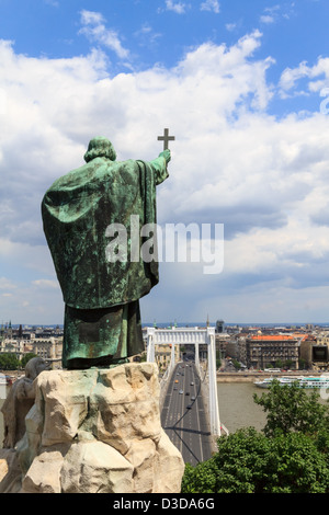 Bischof Gellert Statue schaut auf Erzsebet Brücke zum Schädling Teil von Budapest, Ungarn Stockfoto