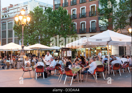 Beschäftigt Stehtische auf Plaza de Santa Ana, Barrio de Las Letras, Madrid, Spanien Stockfoto