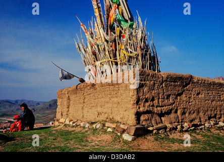 Gebetsfahnen am Himmel Grabstätte, Langmusi, einem tibetischen Dorf an der Grenze zwischen den Provinzen Gansu und Sichuan, China Stockfoto