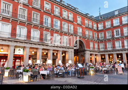 Am frühen Abend Abendessen in einem der Restaurants auf der Plaza Mayor, Madrid, Spanien Stockfoto