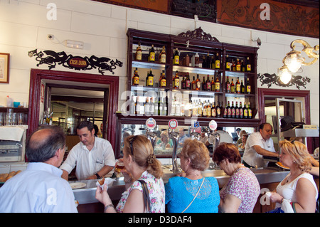 Menschen, die Mittagszeit drinks an der bar Casa Labra unmittelbarer Sol, Madrid, Spanien Stockfoto
