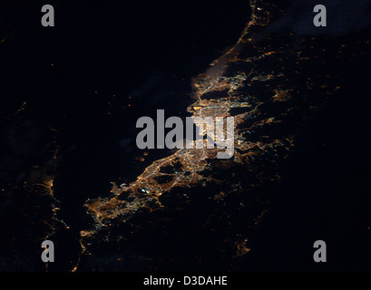 Ein Bild von der Internationalen Raumstation zeigt Istanbul bei Nacht beleuchtet und zeigt die weitläufige Stadtlandschaft der Stadt und ihre Lage an der Bosporus-Straße. Stockfoto