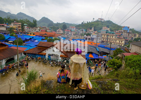 Sonntagsmarkt von Bac Ha Vietnam, Lao Cai Provinz, Flower Hmong-Minderheit Stockfoto