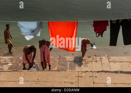 Klamotten an einer Wäscheleine, Varanasi, Indien Stockfoto