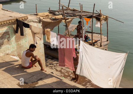 Klamotten an einer Wäscheleine, Varanasi, Indien Stockfoto