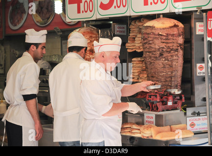 Döner Fleisch vom Spieß für ein Kebab verschrottet. Stockfoto