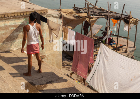 Klamotten an einer Wäscheleine, Varanasi, Indien Stockfoto