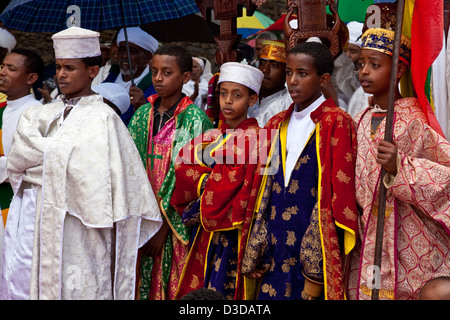 A Straße Zug der Kirche Priester und Diakone während Timkat (fest der Epiphanie), Gondar, Äthiopien Stockfoto