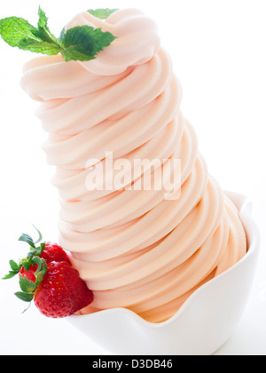 Tasse Soft-dienen gefrorenen Joghurt auf weißem Hintergrund. Stockfoto