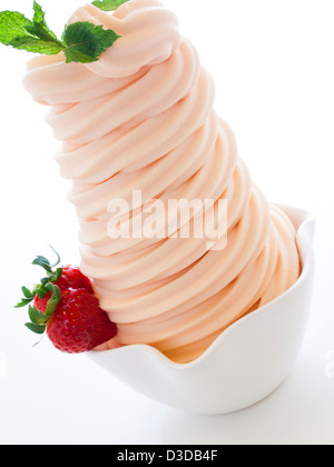 Tasse Soft-dienen gefrorenen Joghurt auf weißem Hintergrund. Stockfoto