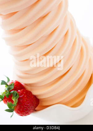 Tasse Soft-dienen gefrorenen Joghurt auf weißem Hintergrund. Stockfoto